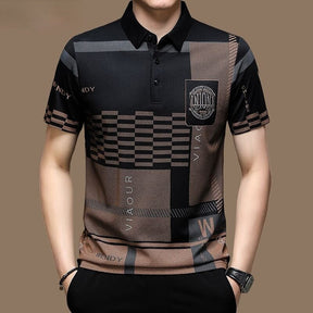 Camisa Polo Masculina Romenzi Medeiros RZ636 em detalhe, peça sofisticada em algodão e poliéster que oferece respirabilidade, conforto e estilo moderno.