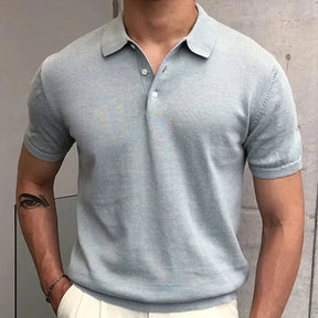 Camisa Polo Masculina Romenzi Pamplona RZ626 em detalhe, polo clássica em materiais de alta qualidade que oferece conforto, durabilidade e sofisticação.
