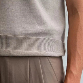 Camisa Polo Masculina Romenzi Pamplona RZ626 em detalhe, polo clássica em materiais de alta qualidade que oferece conforto, durabilidade e sofisticação.