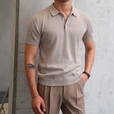 Camisa Polo Masculina Romenzi Pamplona RZ626 em detalhe, polo clássica em materiais de alta qualidade que oferece conforto, durabilidade e sofisticação.