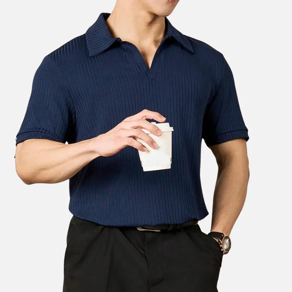 Camisa Polo Masculina Romenzi RZ019 com design clássico, colarinho e detalhes elegantes para um visual sofisticado.
