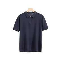 Camisa Polo Masculina Romenzi Santorini RZ630 em detalhe, polo sofisticada em materiais de alta qualidade que oferece conforto, estilo e caimento perfeito.