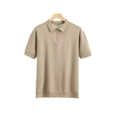 Camisa polo com zíper, silhueta contemporânea e elegante, ideal para trabalho e lazer. Sofisticação e discrição para uma aparência impecável.