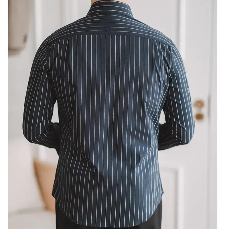 Camisa Social Listrada de Algodão Masculina Romenzi RZ084, slim fit, elegante e confortável, perfeita para o ambiente profissional e social.