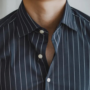 Camisa Social Listrada de Algodão Masculina Romenzi RZ084, slim fit, elegante e confortável, perfeita para o ambiente profissional e social.