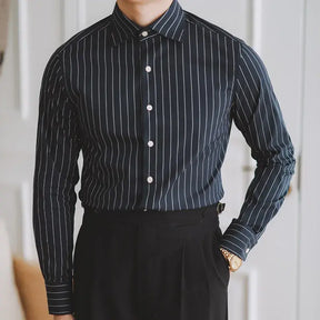 Camisa Social Listrada de Algodão Masculina Romenzi RZ084, slim fit, elegante e confortável, perfeita para o ambiente profissional e social.