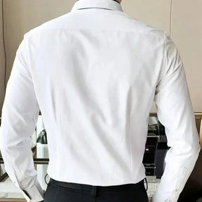 Camisa Social Masculina Romenzi RZ017 com modelagem slim fit, tecido leve e detalhes sofisticados para um visual elegante.