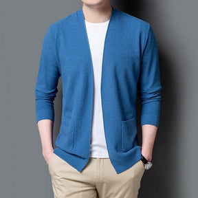 Cardigan Masculino Básico Romenzi RZ639 em detalhe, peça sofisticada em lã fina, viscose e caxemira premium, versátil para ocasiões casuais e sociais.