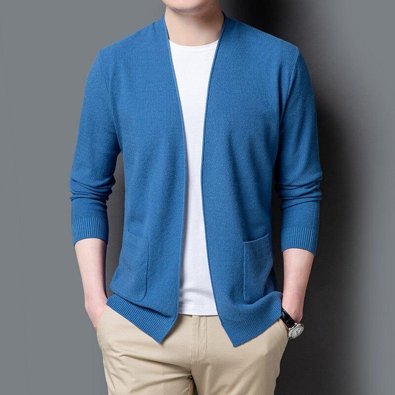 Cardigan Masculino Básico Romenzi RZ639 em detalhe, peça sofisticada em lã fina, viscose e caxemira premium, versátil para ocasiões casuais e sociais.