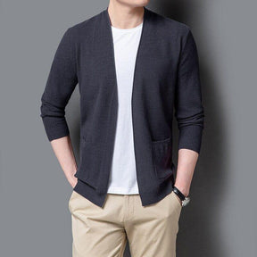 Cardigan Masculino Básico Romenzi RZ639 em detalhe, peça sofisticada em lã fina, viscose e caxemira premium, versátil para ocasiões casuais e sociais.