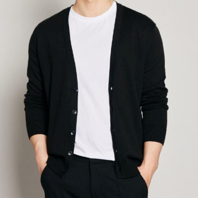 Cardigan Masculino Com Botões Romenzi RZ640 em detalhe, peça premium elegante e versátil com fechamento em botões, ideal para ocasiões casuais e sociais.