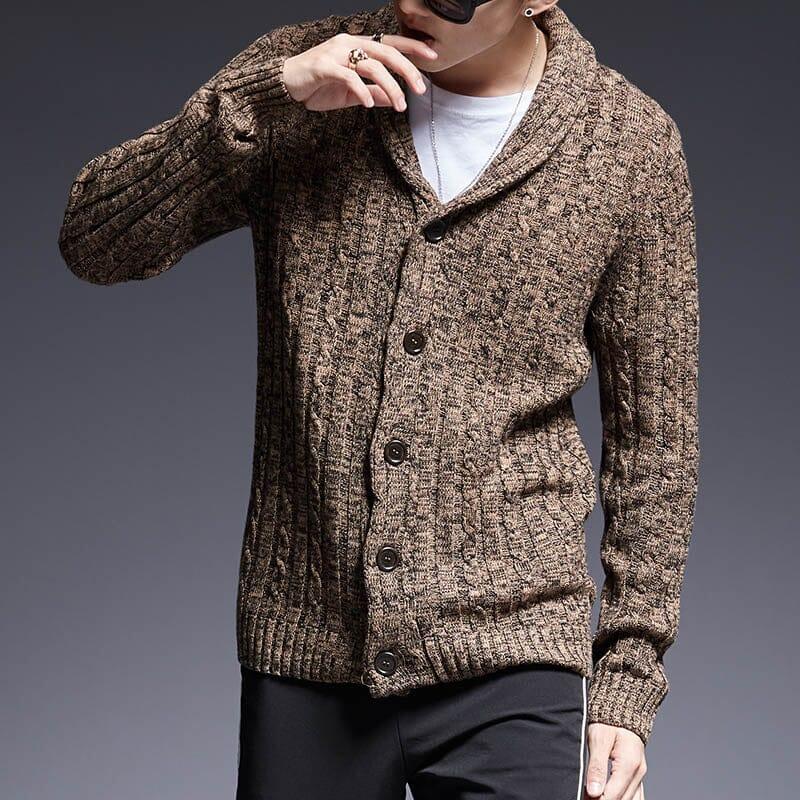 Cardigan Masculino em Algodão Pima Romenzi RZ641 em detalhe, peça elegante e resistente, feita em algodão Pima premium, ideal para looks casuais ou sociais.