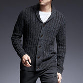 Cardigan Masculino em Algodão Pima Romenzi RZ641 em detalhe, peça elegante e resistente, feita em algodão Pima premium, ideal para looks casuais ou sociais.