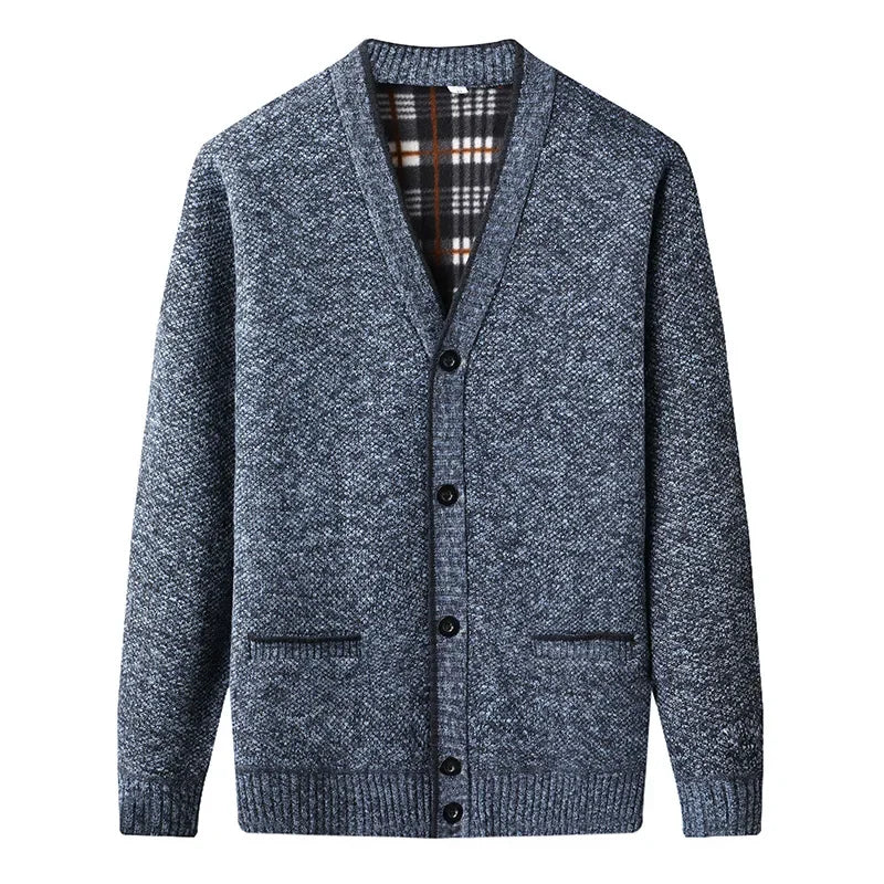 Cardigan Masculino em Lã Romenzi RZ643 em detalhe, peça sofisticada em lã premium com decote em V, versátil para looks casuais ou sociais.