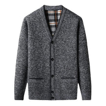 Cardigan Masculino em Lã Romenzi RZ643 em detalhe, peça sofisticada em lã premium com decote em V, versátil para looks casuais ou sociais.