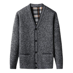 Cardigan Masculino em Lã Romenzi RZ643 em detalhe, peça sofisticada em lã premium com decote em V, versátil para looks casuais ou sociais.