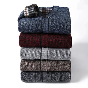 Cardigan Masculino em Lã Romenzi RZ643 em detalhe, peça sofisticada em lã premium com decote em V, versátil para looks casuais ou sociais.