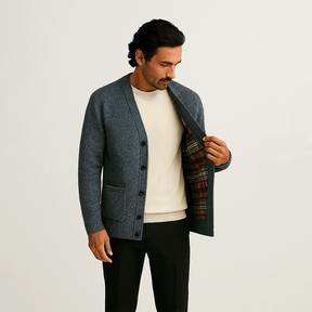 Cardigan Masculino em Lã Romenzi RZ643 em detalhe, peça sofisticada em lã premium com decote em V, versátil para looks casuais ou sociais.