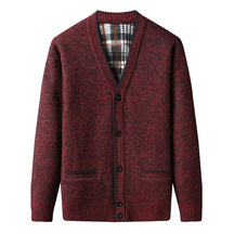 Cardigan Masculino em Lã Romenzi RZ643 em detalhe, peça sofisticada em lã premium com decote em V, versátil para looks casuais ou sociais.