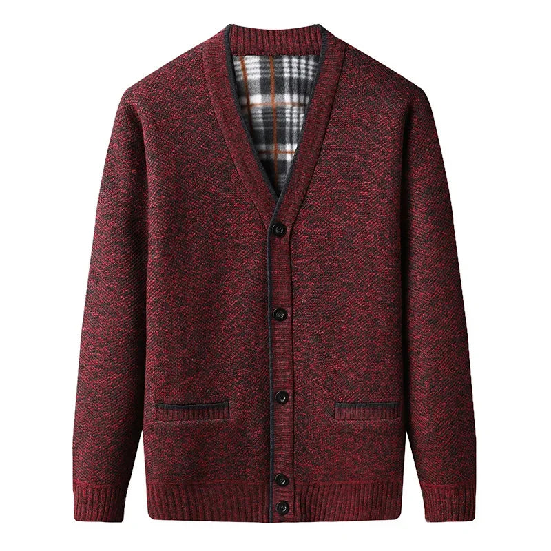 Cardigan Masculino em Lã Romenzi RZ643 em detalhe, peça sofisticada em lã premium com decote em V, versátil para looks casuais ou sociais.