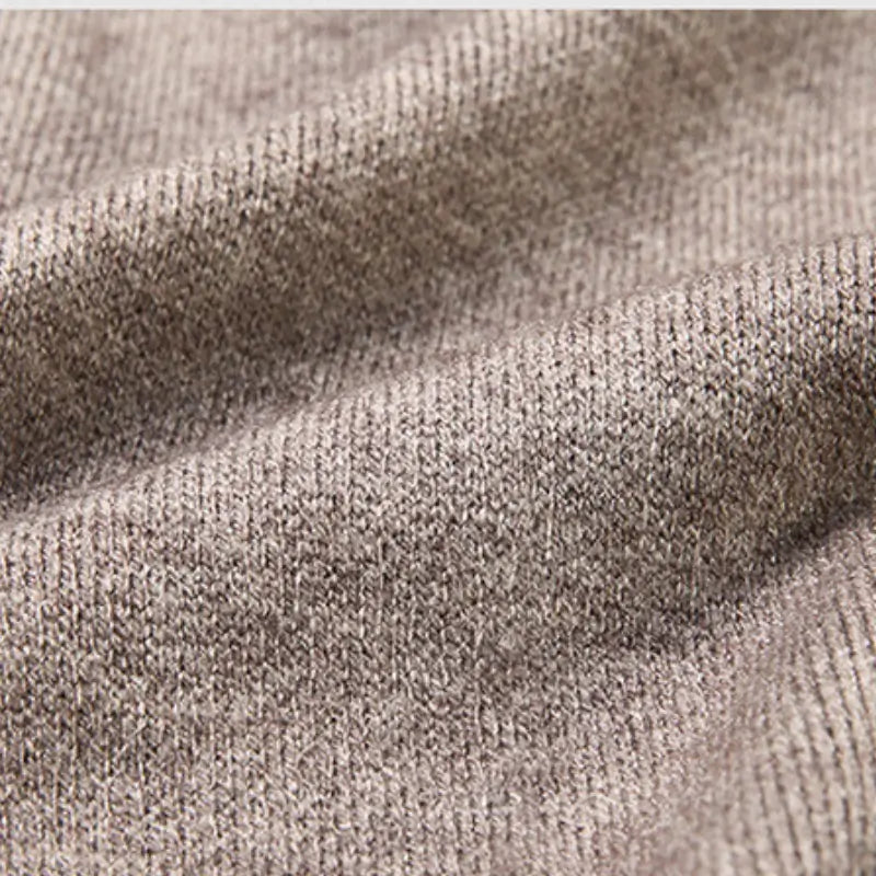 Cardigan Masculino Executivo Romenzi RZ642 em detalhe, peça sofisticada em lã e poliéster, ideal para compor looks profissionais e formais com elegância.