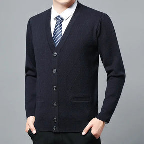 Cardigan Masculino Executivo Romenzi RZ642 em detalhe, peça sofisticada em lã e poliéster, ideal para compor looks profissionais e formais com elegância.