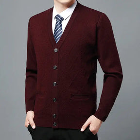 Cardigan Masculino Executivo Romenzi RZ642 em detalhe, peça sofisticada em lã e poliéster, ideal para compor looks profissionais e formais com elegância.