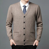 Cardigan Masculino Executivo Romenzi RZ642 em detalhe, peça sofisticada em lã e poliéster, ideal para compor looks profissionais e formais com elegância.