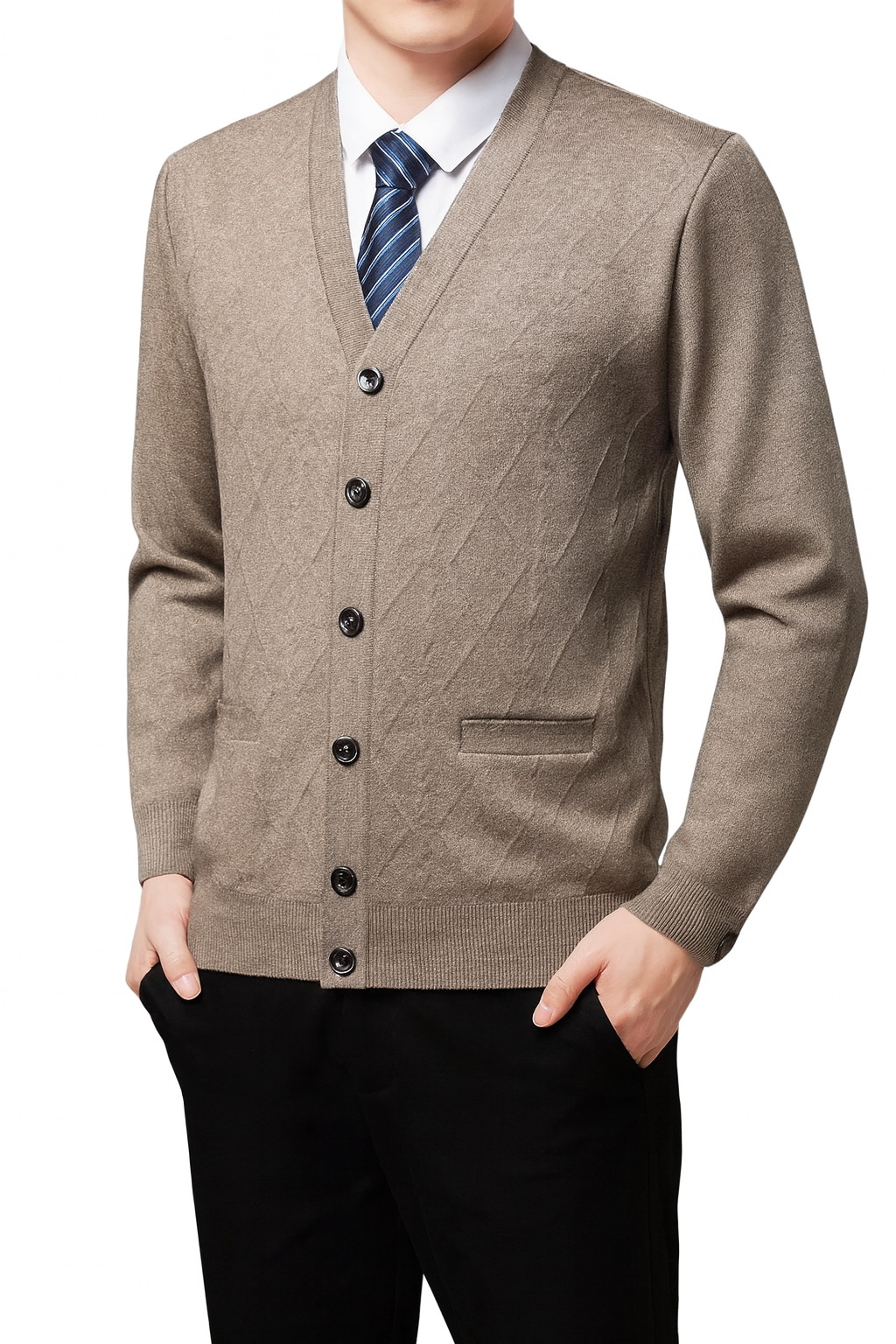 Cardigan Masculino Executivo Romenzi RZ642 em detalhe, peça sofisticada em lã e poliéster, ideal para compor looks profissionais e formais com elegância.