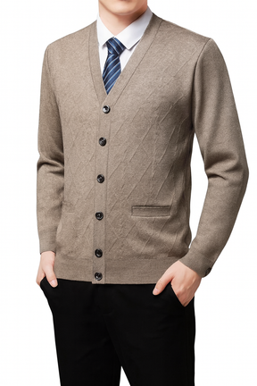Cardigan Masculino Executivo Romenzi RZ642 em detalhe, peça sofisticada em lã e poliéster, ideal para compor looks profissionais e formais com elegância.