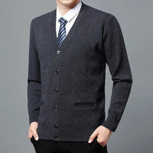 Cardigan Masculino Executivo Romenzi RZ642 em detalhe, peça sofisticada em lã e poliéster, ideal para compor looks profissionais e formais com elegância.