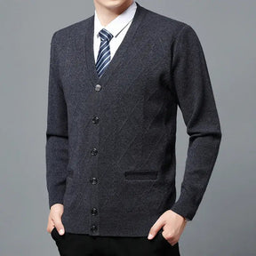 Cardigan Masculino Executivo Romenzi RZ642 em detalhe, peça sofisticada em lã e poliéster, ideal para compor looks profissionais e formais com elegância.