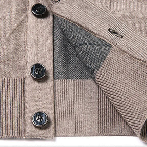 Cardigan Masculino Executivo Romenzi RZ642 em detalhe, peça sofisticada em lã e poliéster, ideal para compor looks profissionais e formais com elegância.