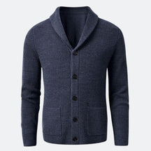 Cardigan Masculino Gola em V Romenzi RZ644 em detalhe, peça elegante confeccionada em lã merino, acrílico e nylon, ideal para looks casuais ou formais.