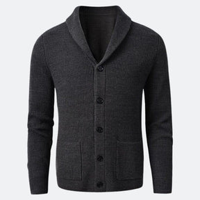 Cardigan Masculino Gola em V Romenzi RZ644 em detalhe, peça elegante confeccionada em lã merino, acrílico e nylon, ideal para looks casuais ou formais.