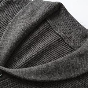 Cardigan Masculino Gola em V Romenzi RZ644 em detalhe, peça elegante confeccionada em lã merino, acrílico e nylon, ideal para looks casuais ou formais.