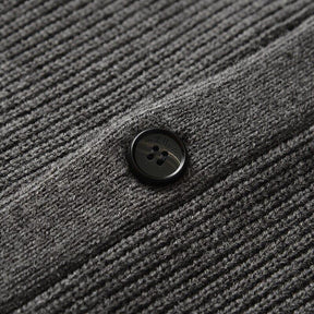 Cardigan Masculino Gola em V Romenzi RZ644 em detalhe, peça elegante confeccionada em lã merino, acrílico e nylon, ideal para looks casuais ou formais.