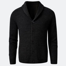 Cardigan Masculino Gola em V Romenzi RZ644 em detalhe, peça elegante confeccionada em lã merino, acrílico e nylon, ideal para looks casuais ou formais.
