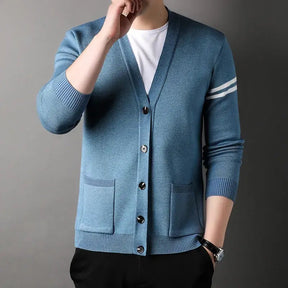 Cardigan Masculino Gola V Romenzi RZ645 em detalhe, peça sofisticada e resistente, com design em gola V que garante estilo moderno e versátil.