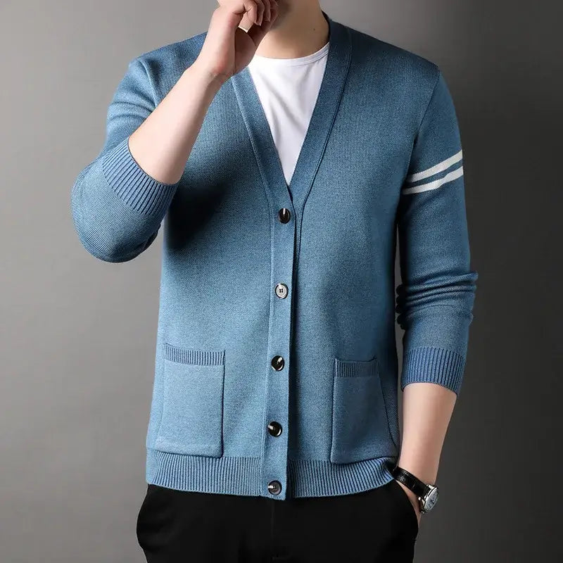 Cardigan Masculino Gola V Romenzi RZ645 em detalhe, peça sofisticada e resistente, com design em gola V que garante estilo moderno e versátil.