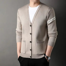 Cardigan Masculino Gola V Romenzi RZ645 em detalhe, peça sofisticada e resistente, com design em gola V que garante estilo moderno e versátil.