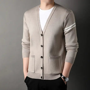 Cardigan Masculino Gola V Romenzi RZ645 em detalhe, peça sofisticada e resistente, com design em gola V que garante estilo moderno e versátil.
