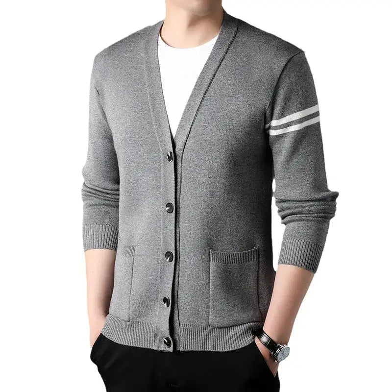 Cardigan Masculino Gola V Romenzi RZ645 em detalhe, peça sofisticada e resistente, com design em gola V que garante estilo moderno e versátil.