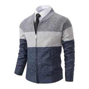 Cardigan Masculino Logan Romenzi RZ646 em detalhe, peça sofisticada em lã fina e poliéster, versátil e elegante para ocasiões casuais ou profissionais.