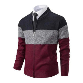 Cardigan Masculino Logan Romenzi RZ646 em detalhe, peça sofisticada em lã fina e poliéster, versátil e elegante para ocasiões casuais ou profissionais.
