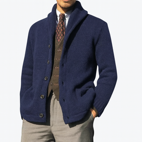 Cardigan Masculino London Romenzi RZ647 em detalhe, peça premium elegante em algodão e spandex, com estilo retrô sofisticado e toque contemporâneo.