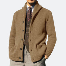 Cardigan Masculino London Romenzi RZ647 em detalhe, peça premium elegante em algodão e spandex, com estilo retrô sofisticado e toque contemporâneo.