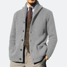 Cardigan Masculino London Romenzi RZ647 em detalhe, peça premium elegante em algodão e spandex, com estilo retrô sofisticado e toque contemporâneo.
