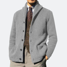 Cardigan Masculino London Romenzi RZ647 em detalhe, peça premium elegante em algodão e spandex, com estilo retrô sofisticado e toque contemporâneo.