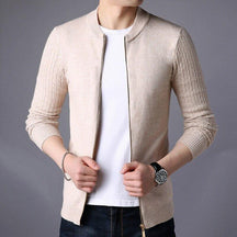 Cardigan Masculino Noir Romenzi RZ648 em detalhe, peça premium em lã de alta qualidade, com corte slim fit elegante para looks casuais ou formais.
